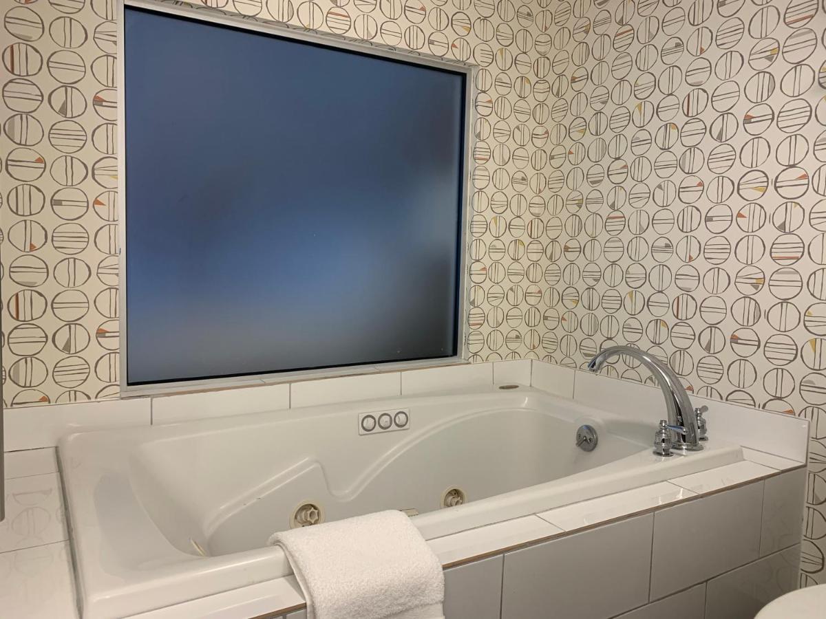 One-Bedroom King Suite with Spa Bath - Non Smoking