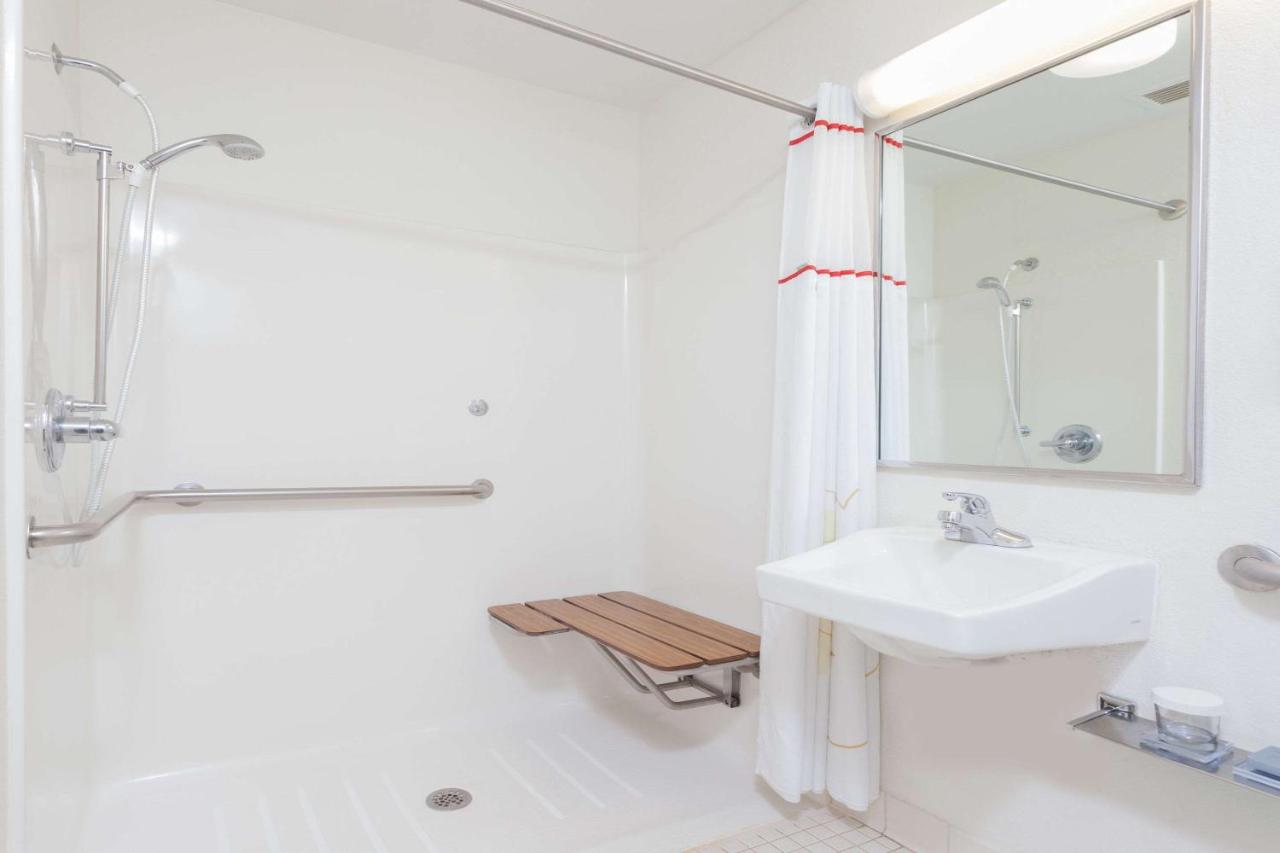 Queen Room with Roll-In Shower - Accessible/Non-Smoking